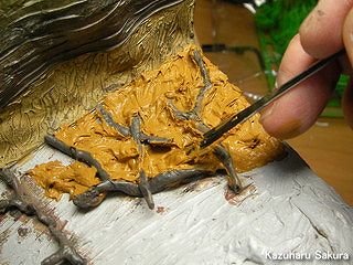 トミカ・ハイラックス、マジョレット・FJクルーザーに似合うジャングルのジオラマ～とのことモデリングーペーストの泥をジオラマベースに塗る１